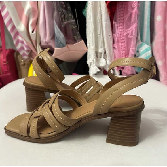 Frye and Co. Soft Nude Tan Strappy Chunky Heel Sandals Size 6 - Picture 8 of 9